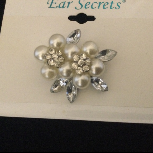 Ear Secrets Faux Pearl/Crystal Brooch - Picture 1 of 3